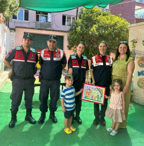 Çevre, Doğa ve Hayvanları Koruma Etkinliği
Manisa İl Jandarma Komutanlığı Çevre Doğa ve Hayvanları Koruma Timi ve Aile İçi.Şid.Müc.ve Çck.Ks ile müşterek olarak;
Şehzadeler İlçesinde bulunan Gökkuşağı Gündüz Bakım Evinde 3-6 yaş grubu öğrencilere jandarmanın tanıtımı, çevre, doğa ve hayvanların insanlar için önemi anlatılmış olup, çocuklara Jandarma Çocuk Dergisi ve boyama kitapları dağıtılmıştır.