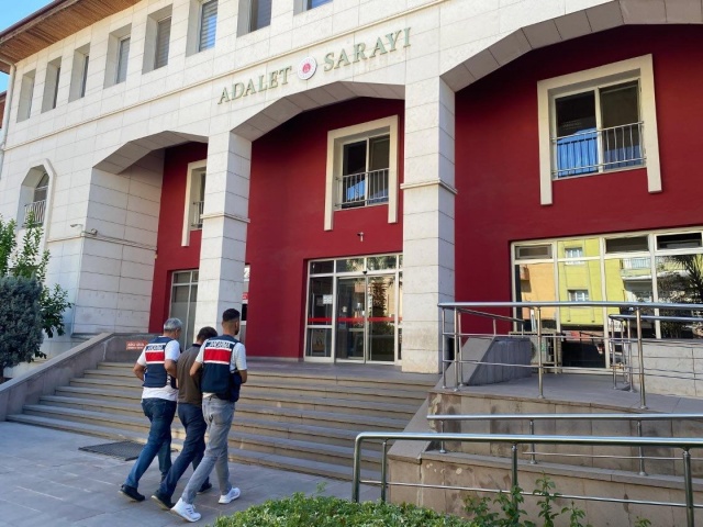 Silahlı Terör Örgütüne Üye Olmak ve Sosyal Medya üzerinden Terör Örgütü Propagandası Yapmak (PKK/KCK)

Manisa İl J.K.lığı TEM ve İstihbarat Şube Müdürlükleri tarafından yapılan çalışmalar neticesinde (5) Şüpheli şahıs hakkında 14.08.2024 tarihinde eş zamanlı operasyon icra edilmiştir.
 
P.E., A.Y. ve M.T. isimli şahıslar, Sosyal Medya üzerinden Silahlı Terör Örgütü (PKK/YPG) propagandası yapmak suçundan yakalanarak Cumhuriyet Savcılığına sevk edilmiş ve buradaki işlemlerinin ardından serbest bırakılmıştır.

Silahlı Terör Örgütü (YPG) içerisinde faaliyet gösterdiği tespit edilen yabancı uyruklu şahıslardan İ.H. tutuklanarak cezaevine teslim edilmiş, A.M. ise gözaltına alınmıştır.