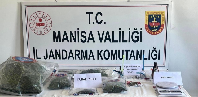 Manisa İl Jandarma Komutanlığı KOM Şube Müdürlüğü tarafından Alaşehir ilçesinde, Turgutlu İlçe J.K.lığı JASAT Timleri ve Asayiş ekipleri tarafından Derbent Mahallesinde, Uyuşturucu ile mücadele kapsamında 14.08.2024 günü yapılan narkotik operasyonlarında;
- (50) Gram Metamfetamin,
- (1.968) Gram Kubar Esrar,
- (14) Adet uyuşturucu madde tüketilmesinde kullanılan aparat,
- (2) Adet Av Tüfeği,
- (13) Adet uyuşturucu hap,
- (2) kg Barut ile uyuşturucu madde imalatı ve ticaretinde kullanılan diğer malzemeler ele geçirilmiştir.
Olaylarla ilgisi olan 12 şahıs hakkında adli makamların talimatları doğrultusunda tahkikata başlanmıştır.