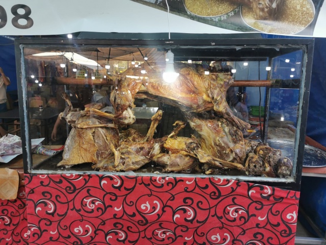 Bir diğer popüler kategori ise geleneksel yiyecekler. Panayırda, köy ekmeğinden yöresel peynir çeşitlerine kadar pek çok lezzetli ürün bulabilirsiniz. Özellikle Simav’a özgü tatları tatmak, hem damak zevkinizi zenginleştirir hem de yerel kültürü deneyimlemenizi sağlar. Birkaç lokma bu nefis yiyecekleri tatmak, alışverişinize eşlik eden tatlı bir sürpriz olabilir.

Tabii ki, bölgesel kıyafetler de panayırın vazgeçilmezleri arasında. Özellikle yöresel desenlerle süslenmiş elbiseler ve aksesuarlar, hem stilinize şıklık katar hem de yerel kültürü yansıtır. Eğer farklı bir tarz arıyorsanız, panayırdaki bu kıyafetler tam size göre!

Son olarak, hediyelik eşyalar da panayırda oldukça tercih edilen ürünler arasında. El yapımı takılar, yerel temalı magnetler ve çeşitli süs eşyaları, hem kendinize hem de sevdiklerinize güzel hatıralar bırakır. Bu küçük ama anlamlı hediyeler, panayırda geçirdiğiniz zamanı unutulmaz kılar.