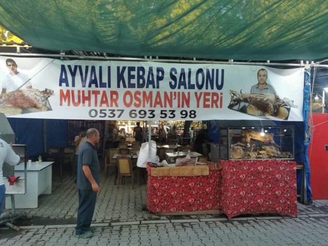 Gözünüzden kaçırmamanız gereken bir diğer yenilik ise geleneksel yemeklerin sunulduğu food truck’lar. Yöresel lezzetleri tatma şansını kaçırmamalısınız. Ayrıca, panayır süresince çeşitli yarışmalar ve çekilişler düzenleniyor. Belki de şanslıysanız, bu etkinliklerden ödüller kazanabilirsiniz.

Simav Panayırı, her yıl olduğu gibi bu yıl da ziyaretçilerine unutulmaz anılar biriktirme fırsatı sunuyor. Bu panayıra katılmak, sadece alışveriş yapmak değil, aynı zamanda eğlenceli ve keyifli bir deneyim yaşamak anlamına geliyor.