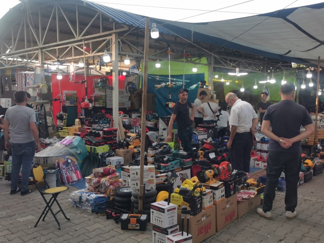 Panayırın merkezi etkinlik alanında, her yaş grubuna hitap eden birçok aktivite mevcut. Çocuklar için kurulan oyun alanları ve şişme zambaklar, gençler için konserler ve dans gösterileri, yetişkinler için ise yerel sanatçıların performansları öne çıkıyor. Bu etkinlikler, sadece eğlenmekle kalmayıp, bölgenin kültürel mirasını da gözler önüne seriyor.