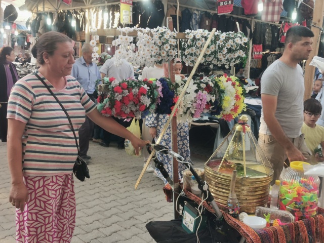 Öncelikle, yerel el yapımı ürünler panayırda öne çıkan başlıca unsurlardan biri. Ahşap işçiliğinden el dokuması tekstil ürünlerine kadar birçok seçenek sizi bekliyor. Bu tür ürünler, hem şıklıkları hem de kaliteleriyle tanınıyor. El yapımı bir ahşap tabak veya yöresel motiflerle bezenmiş bir örtü, hem evinize zarif bir dokunuş katacak hem de güzel bir hediye seçeneği sunacaktır.