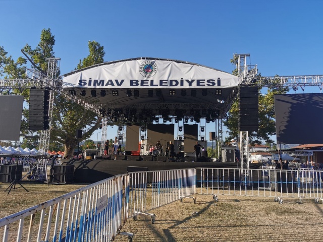 Panayır alanında yürüdüğünüzde, size nostaljik bir atmosfer sunuluyor. El yapımı ürünlerin, yöresel tatların bulunduğu stantlar, adeta geçmişe bir yolculuk yapmanızı sağlıyor. Yöresel yiyecekler arasında gözleme, kuzu tandır ve doğal köy peynirleri en dikkat çekenler arasında. Özellikle gözleme yapımını canlı olarak izleyebileceğiniz bu stantlar, hem görsel hem de işitsel bir şölen sunuyor.