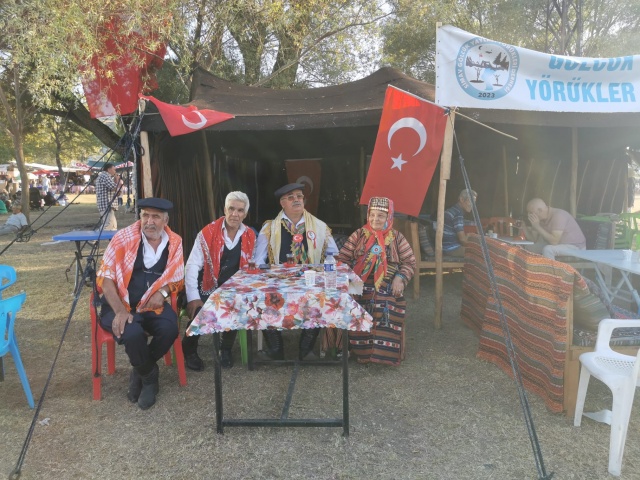 Panayır, aslında çok eski zamanlara dayanıyor. Simav'ın geleneksel özelliklerini yansıtan bu etkinlik, bölgenin kültürel zenginliğini gözler önüne seriyor. Panayırda, el yapımı ürünlerden yöresel lezzetlere kadar geniş bir ürün yelpazesi sunuluyor. Burada, eski zamanların toprak kokusunu hissedebilir, doğal ve organik ürünlerle dolu tezgahları gezebilirsiniz. Ayrıca, bu tür etkinliklerde her zaman bir nostalji havası vardır, değil mi?