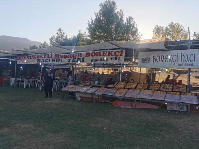 Simav Panayırı’nın bu uzun yolculuğuna bakarken, aslında bir toplumsal festivalden bahsettiğimizi görüyoruz. Her yıl düzenlenen bu etkinlik, köklü bir geçmişe sahip olmasının yanı sıra, günümüzde sosyal hayatın vazgeçilmez bir parçası haline gelmiştir. Panayır, eski geleneklerin modern zamanla uyumunu mükemmel bir şekilde yansıtırken, aynı zamanda geçmişten gelen mirası da yaşatır.

Simav Panayırı'nın tarihçesi, sadece bir etkinlikten fazlasını ifade eder; köklü bir geleneğin zamana meydan okuyan yansımasıdır.