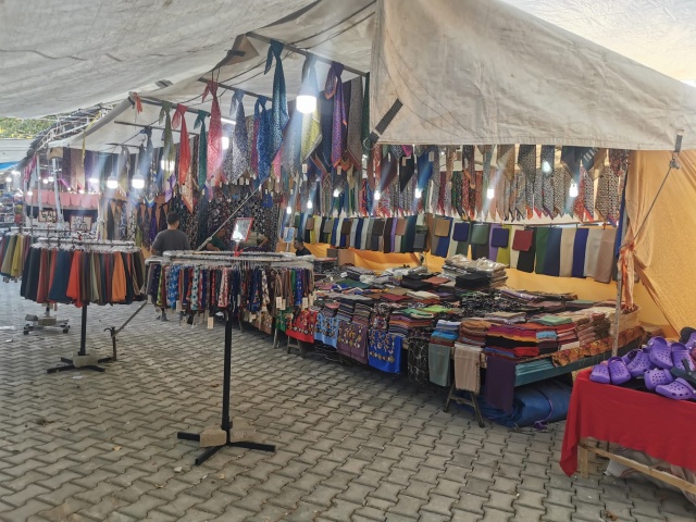Günümüzde de Simav Panayırı, köklü gelenekleri modern dünyayla buluşturmayı başarıyor. Panayır, her yıl büyük bir coşkuyla düzenlenir ve bölge halkının yanı sıra çevre illerden de ziyaretçileri çeker. Geleneksel el yapımı ürünlerden, yöresel yemeklere kadar geniş bir yelpazeye sahip olan panayır, hem yerel ekonomiyi canlandırır hem de kültürel değerleri yaşatır. Bu geleneksel etkinlik, zamanla nasıl evrim geçirmiş? Aslında, teknolojinin ilerlemesiyle birlikte panayırda kullanılan araç ve gereçler modernleşmiş, fakat ruhu hep aynı kalmıştır. Yani, eski ile yeniyi harmanlayarak bir köprü oluşturur.