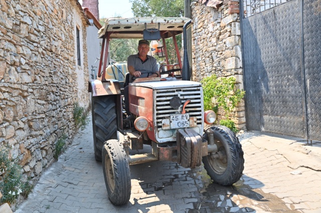 Hacıhıdır Mahallesi’nde yaşayan İbrahim Kalkan ise, “Köye çok yaklaştı. Zor durumdayız. 54 yaşındayım. İlk defa böyle bir şey oldu."diye konuştu.