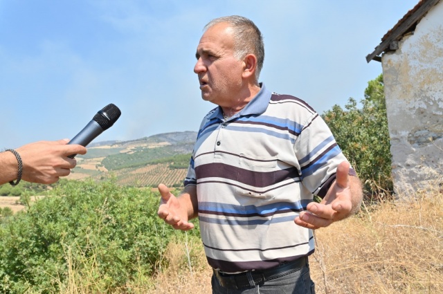 Aynı zamanda Orman İtfaiye ekipleri de burada ve onlara da su vermekteyiz. Onlar da yangının köye gelmemesi için çalışıyorlar. Salihli tarafındaki Hacıhıdır Mahallesi’nde de ekiplerimiz var. Onları da o bölgede konumlandırdık. Hatta şu an jandarma tarafından Hacıhıdır Mahallesi de boşaltılıyor. Bölgede bütün ekip arkadaşlarımızla beraber uykusuz bir şekilde canla başla çalışıyoruz. Biliyorsunuz, Gördes’te Karayakup Mahallesi boşaltıldı. Bunun yanında Kale ile Kurttutan Mahalleleri de tahliye edildi.”dedi.