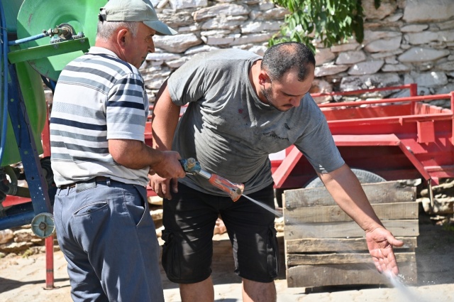 Kurttutan Mahallesi’nde yaşayan bir diğer vatandaş Coşkun Şen ise, “Dün yangın başlayınca, Allah razı olsun komşu köylerden gelen tankerlerle, kendi imkanlarımızla devletimize yardımcı olduk. Evimizi bırakmak istemedik. Tankerlerimizi su motorlarımızı kurduk