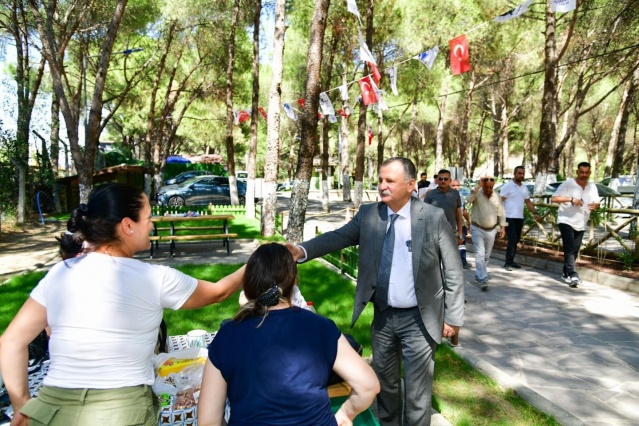 Yunusemre Belediye Başkanı Semih Balaban, Manisalıların nefes aldığı yerlerin başında gelen Süreyya Tabiat Parkı’nda vatandaşlar ile buluştu. Ziyarette Başkan Balaban’a Belediye Başkan Yardımcısı Ali Gök, Özel Kalem Müdürü Seyit Ali Özmen ve MAYEB Genel Müdürü Cahit Kaplan eşlik etti. Vatandaşların yoğun sevgi gösterisinde bulunduğu Başkan Balaban, Manisa Azerbaycan Kültür ve Danışma Derneği ile halkoyunu gösterisi sergileyen Perde Sahne Sanatları Spor Kulübü ekibiyle de buluştu.