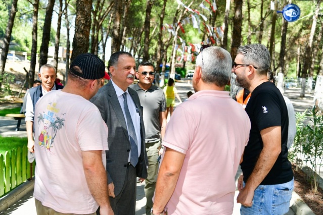Alanda bulunan vatandaşlarla zeybek oynayan Başkan Balaban mevsim normalleri üzerinde seyreden sıcaklıklar nedeniyle yangın riskine karşı da uyarılarda bulundu.