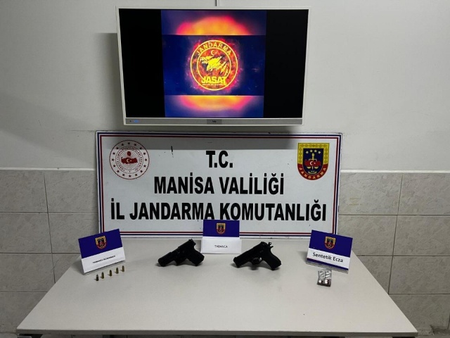 Ruhsatsız Silah Bulundurma

Manisa İl Jandarma Komutanlığınca, Akhisar İlçe Jandarma Komutanlığı JASAT ve Merkez Jandarma Krk.K.lığı ekiplerince Akhisar ilçesinde ikamet eden S.G isimli şahsın 21.08.2024 günü ikametinde ve işyerinde  yapılan arama sonucunda;

◼️ 2 adet 9 mm çapında ruhsatsız tabanca
◼️5 adet 9 mm çapında fişek
◼️ 4 adet Galara isimli sentetik ecza

ele geçirilerek el konulmuştur.
Meydana gelen olay ile ilgili adli işlemlere başlanılmıştır.