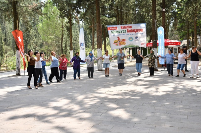 Manisa Büyükşehir Belediyesi ve Yunusemre Belediyesi iş birliği ile Süreyya’da Kadınlar Buluşuyor’ etkinliği düzenlendi. ‘Kekler, börekler sizden; çaylar ve canlı müzik bizden’ sloganıyla düzenlenen etkinlikte kadınlar, doğanın eşsiz güzelliğiyle doyasıya eğlendi. Etkinliğe Yunusemre Belediye Başkan Yardımcısı Emine Özge Arslan, Manisa Büyükşehir Belediyesi Kültür ve Sosyal İşler Dairesi Başkanı Meliha Çavuşoğlu Kılınçlar ve kadınlar katıldı. Etkinlikte Manisa Büyükşehir Belediyesi Kültür ve Sosyal İşler Dairesi Başkanı Kılınçlar ve Yunusemre Belediye Başkan Yardımcısı Arslan kadınlarla tek tek sohbet etti, halay çekti.