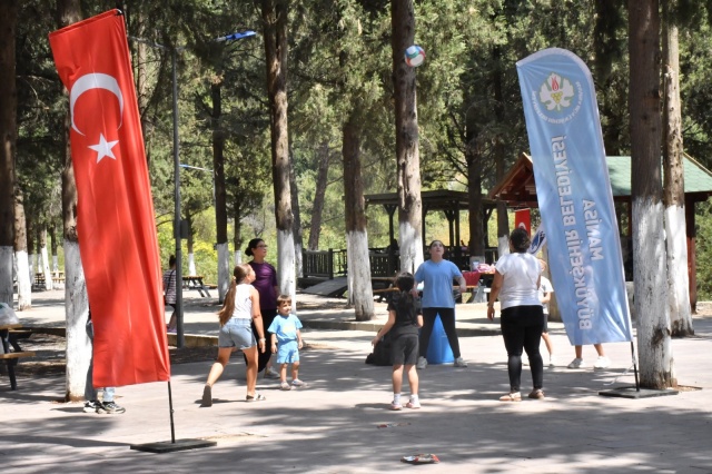 Laleli Mahallesi sakini Aynur Yılmaz, yapılan etkinlik ile ilgili olarak, “Büyükşehir Belediyesi ve Yunusemre Belediyesi’nin yapmış olduğu bu etkinlik çok hoşumuza gitti, beğendik, devamını da isteriz. Başkanlarımız güzel hizmetler veriyor.