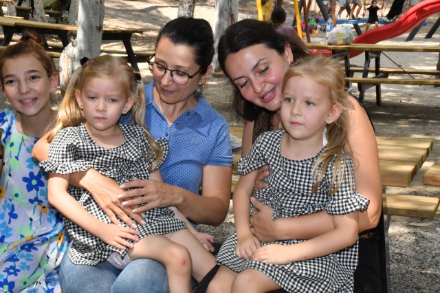 Gezmeye çıkamıyorduk, buraya gelmemiz güzel oldu. Zaten yalnız yaşıyoruz bir yere de çıkamayınca burası bize çok farklı geldi” dedi. Düzenlen etkinlikte çok eğlenen Aynur Balıoğlu ise, çok güzel bir gün geçirdiklerini söyledi. Kendilerini bu gibi etkinliklerin mutlu ettiğini ifade eden Balıoğlu, “Bu etkinliklerin devamını bekliyoruz. Kadınlara böyle etkinlikler düzenleyip, eğlendirerek güzel günler yaşattığı için başkanlarımıza çok teşekkür ederiz” dedi.