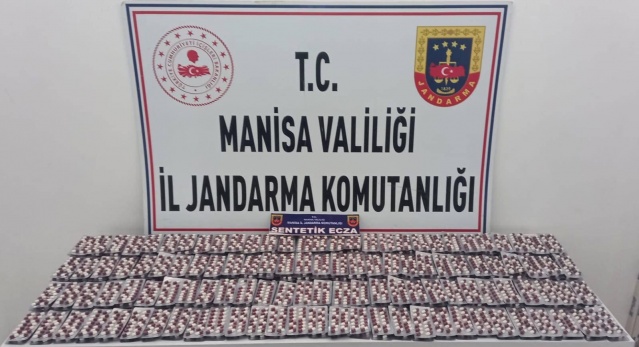 Manisa İl J.K.lığı Yunusemre İlçe J.K.lığı  ve KOM Şube Müdürlüğü ekiplerince,  29.08.2024 tarihinde S.P. (2001/E) ile D.D.Y (2000/E) isimli şahısların ikametlerinde yapılan aramada;

- (10.470) Adet Sentetik Ecza Hap,
- (2) Adet Cep Telefonu ele geçirilmiştir.

Şahıslar çıkarıldıkları adli makamlar tarafından tutuklanarak cezaevine gönderilmiştir.