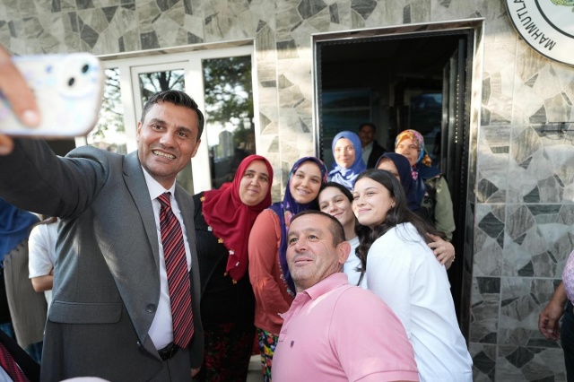 Yoğun bir programla Demirci ziyaretini sürdüren Zeyrek gittiği yerlerde büyük ilgi gördü.