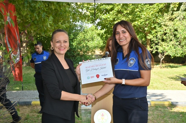 Personellere Sertifikalarını verdi
Yapılan konuşmaların ardından sertifika töreni düzenlendi. Merkez ve ilçelerde görev yapan zabıta personelleri, Zabıta yönetmeliğinden İşyeri Ruhsat Yönetmeliğine, Tutanak örneklerinden Tebligat Kanunu’na kadar çeşitli kanun maddesi hakkında aldıkları hizmet içi eğitim sonrasında sertifikalarını aldı. Personellere sertifikalarını Manisa Büyükşehir Belediye Başkanı Ferdi Zeyrek, Genel Sekreter Yardımcısı Oğuz Murat Pınar ve Hale Kuzucu Mersinli verdi.