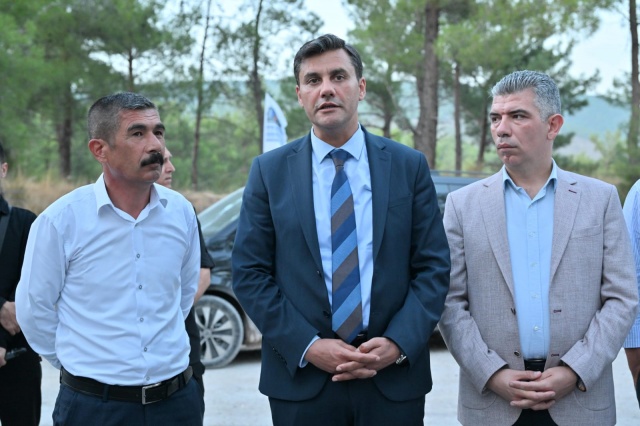 İşçilerin bu mücadelesinde her zaman yanlarında olacaklarını belirten Manisa Büyükşehir Belediye Başkanı Ferdi Zeyrek; "Öncelikle bu haklı direnişte yanınızda olmak istedik. Bu yüzden Sercan Okur başkanımızla birlikte gelip sizleri yerinizde ziyaret etmek istedik. Önemli olan sizlerin burada daha sağlıklı koşullarda çalışmanız. Hak ettiğiniz hakları alabilmeniz için biz de sizin bu haklı mücadelenizde yanınızdayız. Sendika en doğal haktır.