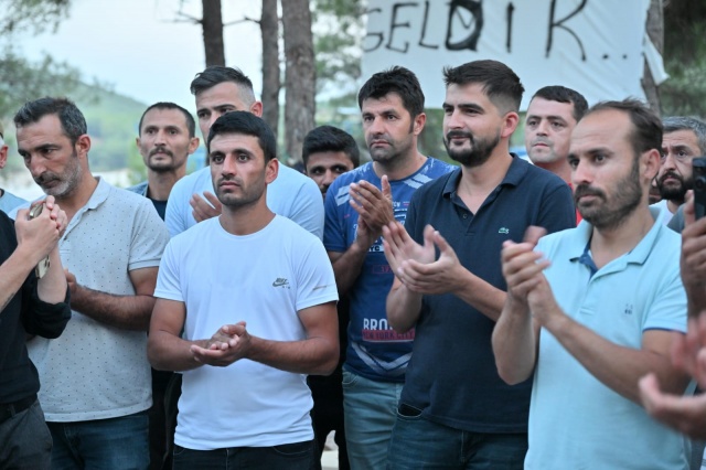 Bir özgürlüktür. Biz bunun bilincindeyiz. Her türlü sendikal eylemin de her zaman yanında yer almak istedik. Buraya gelirken, yolda Sercan başkanımla da konuştuk. Size gerekli olan tüm desteği sağladığını biliyoruz. Otobüs desteği, kumanya desteği. Sağ olsun Besim Dutlulu ile birlikte Sercan başkan her zaman için yanınızdaydı. Bunun haricinde Manisa Büyükşehir Belediyesi olarak bizden istediğiniz ne varsa her zaman için sizin yanınızdayız. Sizinle birlikte olduğumuzu belirtmek isteriz.”dedi.