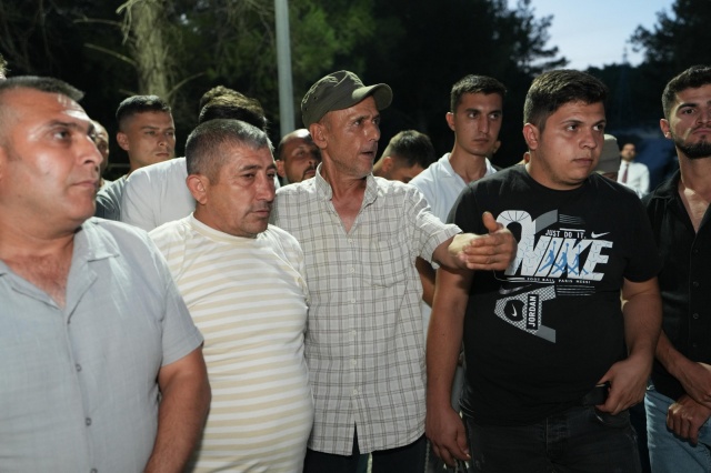 “BİZ DE SİZİN BU HAKLI MÜCADELENİZDE YANINIZDAYIZ”
 “BİR AVUÇ İNSAN DEĞİL, HERKES HAK ETTİĞİ DEĞERİ BULSUN”
Madencilerin yaşadıkları sorunları anlatan Gökay Çakır açıklamalarını şöyle sürdürdü; “Arkadaşlarımıza sözlü olarak söylemişler. “Bağımsız Maden İş Sendikasından istifa ederseniz hemen işinize başlayabilirsiniz” demişler. Bu arkadaşlarımız da “Biz istifa etmiyoruz, sendikamızı seviyoruz. Bu sendikal mücadele ve anayasanın 51. maddesi çok açıktır. Buna göre üye olduk, sendikamızdan vazgeçmeyiz.” diyor arkadaşlar. Biz de bu şekilde 6 arkadaşımız için eyleme başladık. Şuan 95 kişi var. Bu arkadaşlar da, hem işten çıkarılan 6 arkadaşımızı desteklemek için hem de iş sağlığı ve güvenliğinin olmadığını söyledikleri için şuanda yanımızdalar. Çok güzel bir şekilde birbirlerini kucakladılar. Madencilerin özelliği de budur. Madencilerin biri bin olacak. Bunu başarırsak her zaman her yerde kazanacağız. Direne direne de kazanacağımıza inanıyoruz. Sizin desteklerinize de çok teşekkür ederiz. Sağ olun, var olun.  Şöyle söyleyeyim başkanım; Soma’da gerçekten bunu gördük, Türkiye genelinde de bu var. Bir avuç insana, bin avuç insanı köle yapmaya çalışıyorlar. Biz de Bağımsız Maden İş sendikası olarak, işçi sınıfıyla beraberiz. Bir avuç insan değil, herkes hak ettiği değeri bulsun, hak eden hak ettiği yerde olsun. Bizim temennimiz de bu.”