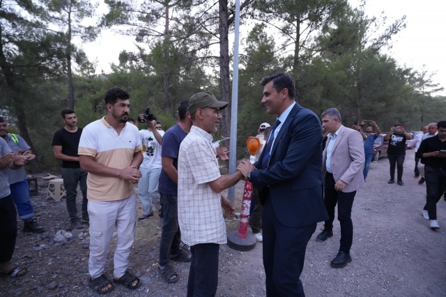 “BİZİM HAKKIMIZI VERSELER BİZ İŞİMİZİN BAŞINA GEÇMEK İSTERİZ” 
İşten çıkarılan madencilerden Mustafa Aydoğan;  “6 kişi burada işten çıkarıldık. Şuan burada 100 kişiyiz. İş sağlığı güvenliği yetersiz. Maaşlarımız, promosyonlarımız verilmedi. O yüzden buradayız. Bugün 15’inci günümüz.  CHP Manisa Milletvekili Ahmet Vehbi Bakırlıoğlu geldi. Sercan başkan geldi, kendisi de şirket yetkilileriyle konuşmak istedi ama kapıdan içeri alınmadı. Bugün de Ferdi Başkan geldi. Allah razı olsun. Onlar bizim sesimiz, nefesimiz. Bizim hakkımızı verseler biz işimizin başına geçmek isteriz” dedi.