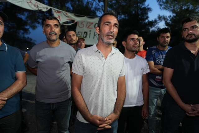 “FERDİ ZEYREK HER TÜRLÜ HAKSIZLIĞIN KARŞISINDA DURACAK”
Yaşanan her türlü haksızlığın karşısında dimdik duracaklarını ifade eden Başkan Zeyrek, açıklamalarını şöyle sürdürdü; “Umarım ki bu mağduriyet en kısa sürede ortadan kalkar. Siz de hak ettiğiniz haklarınıza sahip olursunuz ve tekrar işinizin başında olursunuz. Manisa’mda yaşayan yaklaşık 1.5 milyon kişinin hepsi benim ablam, abim, kardeşim, evladım.