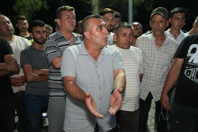 İŞÇİLERİN TALEPLERİ ANLATILDI
Bağımsız Maden-İş Sendikası Genel Başkanı Gökay Çakır ise şunları söyledi; “Bu ziyaretiniz bizim için de çok kıymetli oldu. Hem geçmiş yıllarda hem de şimdi desteklerinizi esirgemediğiniz için kendi adıma da, sendikam adına da, işçiler adına da çok teşekkür ederim. İşçilerin talebi belli. Burada iş sağlığı ve güvenliği çok sıkıntılı. Soma havzasında, diğer yerlerde 45 bin, 50 bin civarında maaş alıyorlar. Buradaki arkadaşlar 34 bin lira alıyorlar. Banka promosyonlarını hiçbir zaman almamış buradaki arkadaşlar. Bir de 6 arkadaşımızın işe geri dönmesi. Taleplerimiz belli.”