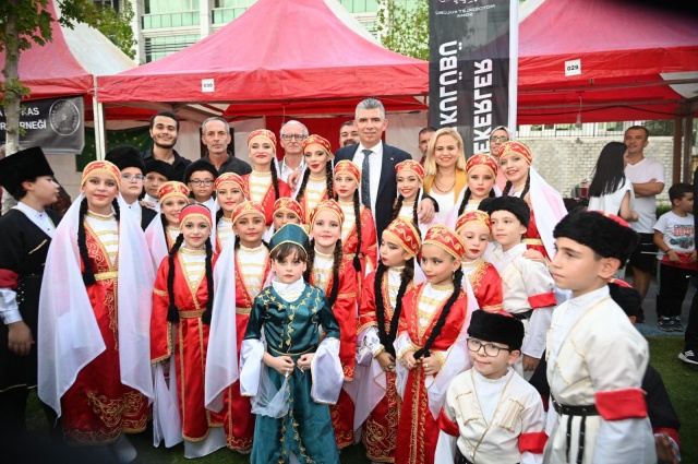 Festivalimiz, yalnızca geleneklerimizi yaşatmakla kalmıyor; Soma’nın modernleşen yüzünü ve gelişen potansiyelini de sergiliyor. 150 yılı aşkın süredir kömür çıkarılan bu topraklarda, 19 yıldır düzenlenen bu festivali yaşatmaya devam edeceğiz.