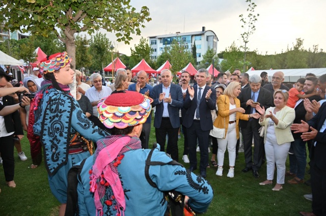 Festivalin ilk gününde, Soma halkı Başkan Sercan Okur ile birlikte kortej yürüyüşüne katılarak festival alanına doğru yürüdü. Renkli görüntülere sahne olan yürüyüş, vatandaşların yoğun ilgisiyle gerçekleştirildi.