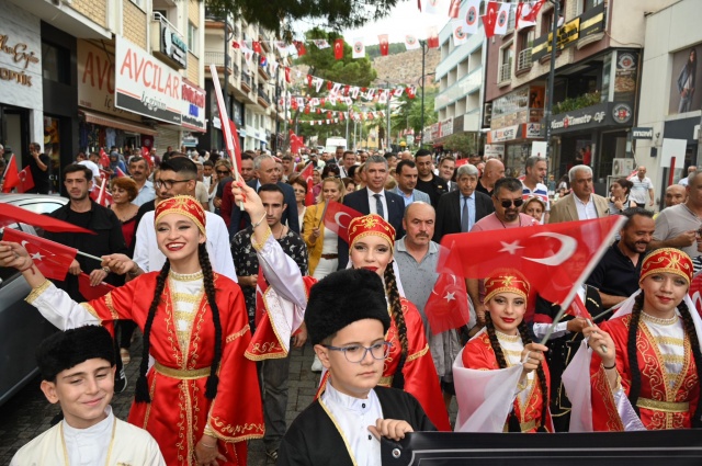 Bu festivale emeği geçen başta Manisa Büyükşehir Belediye Başkanımız Sayın Ferdi Zeyrek olmak üzere, sivil toplum kuruluşlarına, sanatçılarımıza ve katılımcılara yürekten teşekkür ediyorum. Hepinize keyifli ve unutulmaz bir festival diliyor, mutluluk ve huzur dolu nice festivallerde bir arada olmayı temenni ediyorum.” ifadelerini kullandı.