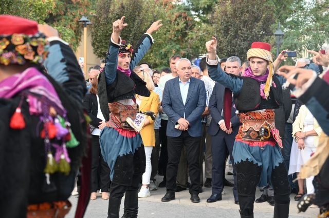 Başkan Okur, festivalin açılışında yaptığı konuşmada, Karaelmas Festivali’nin Soma’nın kültürel zenginliklerini ön plana çıkararak dayanışma ve birlik ruhunu pekiştirdiğini vurguladı. Başkan Okur konuşmasında;