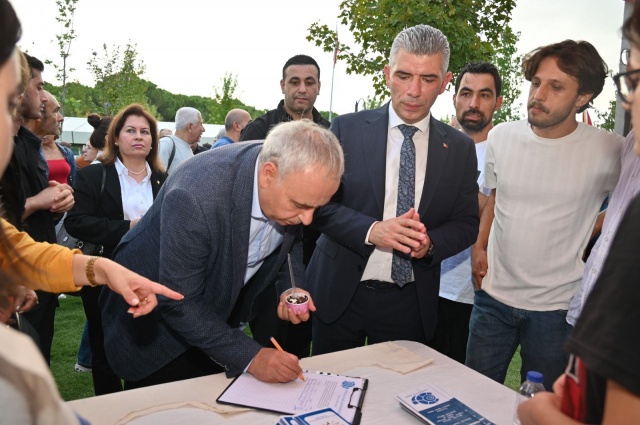 “ Kömürün ve Enerji’nin şehri Somamız’da 19 yıldır coşkuyla kutladığımız Karaelmas Kültür ve Dayanışma Festivali’ni, sizlerin katılımı ve sahiplenmesiyle bu yıl da büyük bir gururla gerçekleştiriyoruz. Somamızın çağdaş, kültür ve sanatın yaşandığı bir ilçe olması için çalışıyor, bu festivalin kültürel mirasımızın ve dayanışmamızın en güzel temsilcisi olduğuna inanıyoruz.