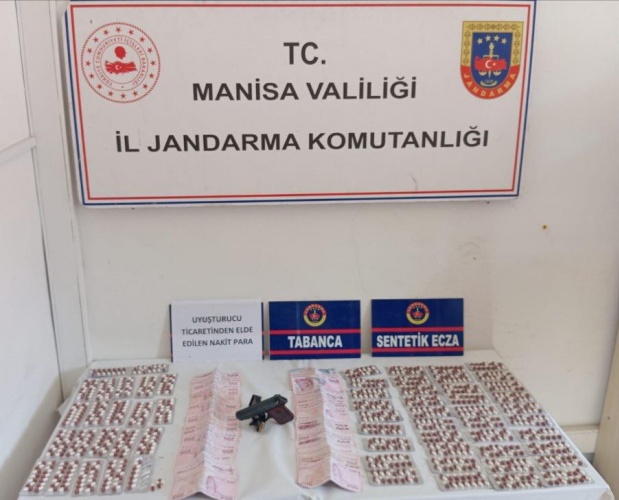 Manisa ili Şehzadeler ilçesi Sakarya mahallesinde ikamet eden T.D. (1993/E)’nin piyasaya uyuşturucu madde satışı yaptığına yönelik istihbari bilgisi elde edilmesi üzerine şahsın ev ve aracında 17.09.2024 tarihinde yapılan arama sonucunda;

- (1680) adet Sentetik Hap
- (1) adet Ruhsatsız Tabanca
- 21.800 TL suç gelirinden elde edilen Nakit Para

ele geçirilmiş, olay hakkında Cumhuriyet Savcısına bilgi verilerek soruşturma işlemlerine başlanmıştır. Şüpheli şahıs tutuklanarak cezaevine kapatılmıştır.
