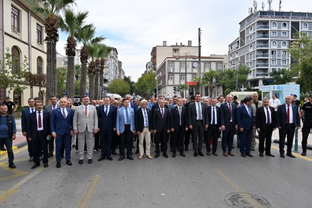 İnanıyorum ki bu şekilde genç işsizliğini azaltacak, daha üretken ve daha güçlü bir ülke olma yolunda ilerleyeceğiz.Tıpkı Ahilik teşkilatının kurulduğu dönemdeki Anadolu gibi kimsenin kimseyi ezmediği, etnik köken veya inanç farklılıklarından dolayı toplumsal barışı zedelemediği, bütün vatandaşlarımızın eşit değer gördüğü bir düzeni hem Manisa’mızda hem de Türkiye genelinde yaygınlaştırmak için hep birlikte çalışacağımıza eminim. İlk paranın basıldığı ve ilk ticaretin yapıldığı yerlerden birisi olan Manisa’mızda ahilik kültürünün ilkelerini koruyarak esnaflığı ve ticaret hayatını sürdüren herkesi saygıyla selamlıyorum.”