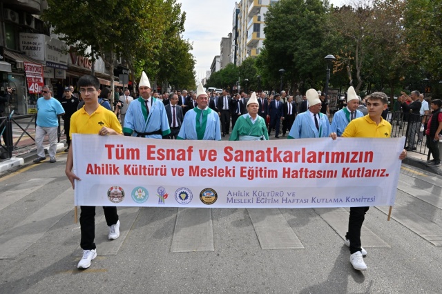 “Burada bulunmak benim için özel bir anlam taşıyor”
Manisa çarşı esnaflarından Tıraşçı Ahmet’in oğlu olarak kardeşçe paylaşmanın, emeği, yetkinliğin ve usta-çırak ilişkisinin önemini çok iyi bildiğini söyleyen Başkan Zeyrek, sözlerini şöyle sürdürdü: “Bu nedenle bugün burada bulunmak benim için özel bir anlam taşıyor. Bizler, bu kıymetli mirası yaşatmak, geleceğe olan sorumluluklarımızı hatırlamak ve ulusal değerlerimizden biri olan Ahiliği korumak ve sürdürmek için bir aradayız.Ahilik gibi bir kardeşlik örgütlenmesine en çok ihtiyaç duyduğumuz şu günlerde haksız rekabetle mücadele, mesleki eğitim sistemimizin geliştirilmesi, güçlendirilmesi ve özendirilmesi için yönetime geldiğimiz ilk andan itibaren çok çalışıyoruz.