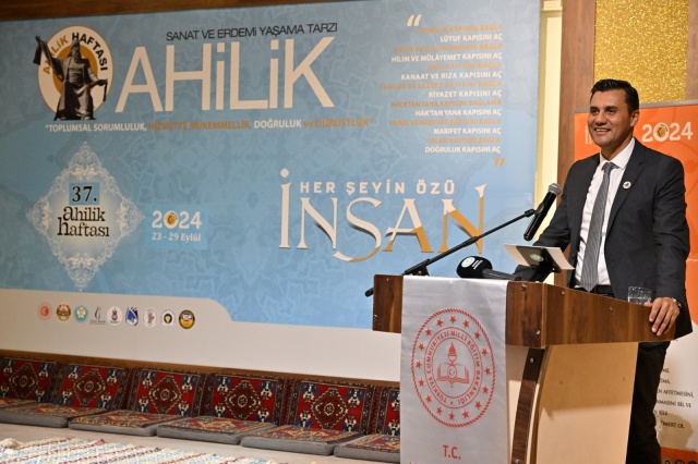 Vali Vekili Yılmaz; “Ahiliğin bizlere bıraktığı miras önemlidir”
Manisa Vali Vekili Mustafa Yılmaz ise, “Toplumumuzu sarsılmaz temeller üzerine yerleştiren bir kurum olarak Ahiliğin bizlere bıraktığı miras önemlidir. 13. yüzyılda Ahi Evran-ı Veli tarafından kurulan ahilik teşkilatı ticaret, zanaat ve mesleğin ahlak ve doğrulukla kurumsallaşmış halidir. Tüketicinin korunmasından kalite standartlarına, mesleki yeterlilikten kooperatifçiliğe, piyasa gözetiminden mesleki örgütlenmeye bugünün modern iktisadi dünyasında önemli yeri olan değer ve kavramlar ahilik teşkilatları tarafından yüzyıllar önce benimsenerek uygulanmıştır” şeklinde konuştu.