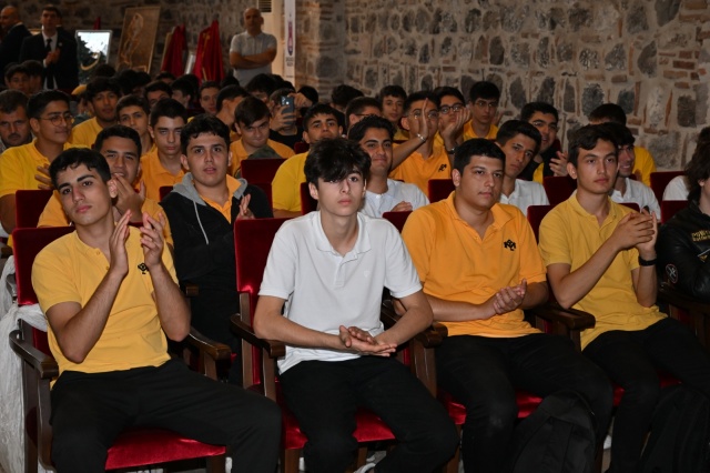 23-29 Eylül tarihleri arasında kutlanan Ahilik Haftası, Cumhuriyet Meydanı’nda bulunan Atatürk Anıtına çelenk sunulmasıyla başladı. Kutlama programı Manisa Valisi Enver Ünlü’nün ziyaret edilmesi ve kortej yürüyüşü ile devam etti. Programa Manisa Valisi Enver Ünlü, Manisa Büyükşehir Belediye Başkanı Mimar Ferdi Zeyrek, Şehzadeler Kaymakamı Fatih Genel, Yunusemre Belediye Başkanı Semih Balaban,Manisa Büyükşehir Belediyesi Genel Sekreteri Burak Deste, Genel Sekreter Yardımcıları Pınar Mine Hacıalibeyoğlu ve Ali Kılıç,Manisa Esnaf ve Sanatkarlar Odaları Birliği Başkanı Hasan Geriter, sivil toplum örgütlerinin temsilcileri katıldı.