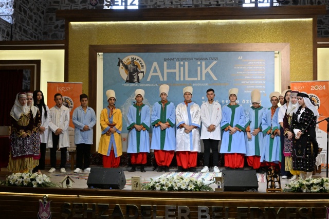 Ahi beratı ve onur belgeleri takdim edildi
Konuşmaların ardından Şehzadeler Mesleki Teknik Anadolu Lisesi öğrencileri tarafından temsili şed kuşatma gösterisi gerçekleştirildi. Sonrasında ise yılın çırağı Ahmet Ensar Bayraktar, yılın kalfası Turan Hocaoğlu’na onur belgeleri takdim edildi. Son olarak ise yılın ahisi seçilen Kulalı Leblebici İbrahim Karcıoğlu’na Ahi Beratı verildi.