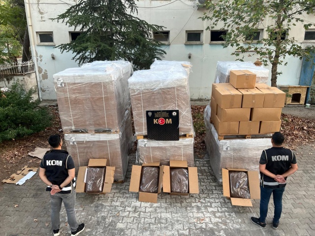 Manisa İl Emniyet Müdürlüğümüz, Kaçakçılık ve Organize Suçlarla
Mücadele Şube Müdürlüğü, Salihli KOM Büro Amirliği ve İstihbarat Şube
Müdürlüğü ile birlikte 5607 SKM suçunun önlenmesine yönelik yapılan
çalışmalarda;
- S.F.S. (1989)
isimli şahsın aracında yapılan aramada;
- 1 adet 9x19 Ruhsatsız Tabanca
- 20 adet 9x19 fişek
- 12 palet halinde 3 TON 120 Kg kıyılmış tütün
ele geçirilmiştir.
Konu ile ilgili olarak suç unsuru malzemelerin İzmir ilindeki alıcı irtibatları
tespit edilerek,
- M.Ö. (1989), B.F. (1988), A. I. (1982), A.E. (1983), İ.Ö. (1967)
İsimli şahıslar İzmir ilinde yakalanarak teslim alınmıştır.
Konu ile ilgili toplam (6) Şüpheli 5607 SKM suçu kapsamında gözaltına
alınmıştır.
Manisa halkının huzur ve güvenliği için Manisa Emniyet Müdürlüğü olarak
suç ve suçlularla mücadelemiz aralıksız devam edecektir.