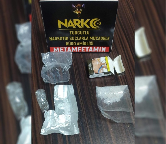 Suç ve Suçlularla Mücadelemiz Devam Ediyor‼️
İl Emniyet Müdürlüğümüz Narkotik Suçlarla Mücadele Şube
Müdürlüğü, Alaşehir ve Turgutlu NSM Büro Amirliklerimizce, “Uyuşturucu
veya Uyarıcı Madde İmal ve Ticareti Yapan, Aracılık Eden” şahısların
yakalanmalarına ve suç unsurların tespitine yönelik sokak ve analiz
çalışmaları kapsamında;
25/09/2024 tarihinde Alaşehir ve Turgutlu ilçelerimizde yapılan
operasyonda toplamda şüpheli 5 şahıs yakalanmış,
�� P.K. (2002), H.G. (1999), E.E (1999), M.Y (2002) ve B.Ü. (1988)
isimli şüpheli şahısların ikamet ve üst aramalarında;
�� 1 adet Hassas Terazi
�� 13 parça halinde 38,67 gram Metamfetamin maddesi
�� 0,86 gram Skunk maddesi
�� 2 adet Uyuşturucu içme aparatı ele geçirilmiştir.
Konuyla ilgili 5 şüpheli şahıs gözaltına alınmış, hakkında adli işlemler
devam etmektedir.
Manisa halkının huzur ve güvenliği için Manisa Emniyet Müdürlüğü
olarak suç ve suçlularla mücadelemiz aralıksız devam edecektir.