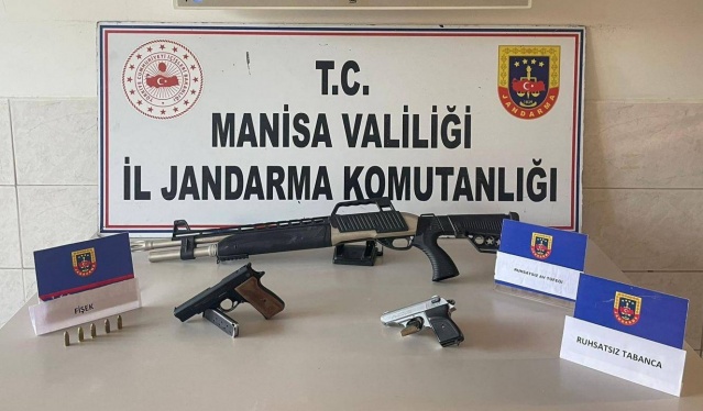 Ruhsatsız Tabanca ve Av Tüfeği.

Manisa İli Akhisar İlçesinde Akhisar İlçe Jandarma Komutanlığı JASAT ve Asayiş Timleri tarafından 27.09.2024 günü A.K. isimli şahsın ikametinde yapılan aramada;
2 adet 9 mm çapında ruhsatsız tabanca ile 1 adet ruhsatsız av tüfeği bulunmuştur.  
Konuyla ilgili adli tahkikata başlanmıştır.