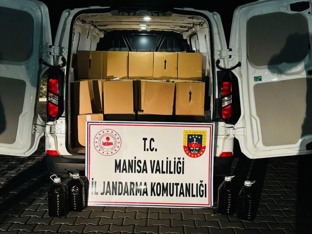 Manisa İl Jandarma Komutanlığı İstihbarat ve KOM Şube Müdürlükleri ile Yunusemre İlçe J.K.lığı ekiplerince, Muradiye Mahallesinde 03.10.2024 günü G.Ö. isimli şahsın kullandığı ticari araçta yapılan aramada piyasa değeri yaklaşık 3.000.000 TL olan 2.000 litre Sahte Zeytinyağı ele geçirilmiştir.

Yunusemre İlçe Tarım Müdürlüğü tarafından şüpheliye mevzuat kapsamında idari para cezası uygulanmıştır.

Yakalanan malzemeden gerekli numuneler alınarak sahte ürünlere el konulmuş ve şüpheli hakkında adli işlemlere başlanmıştır.