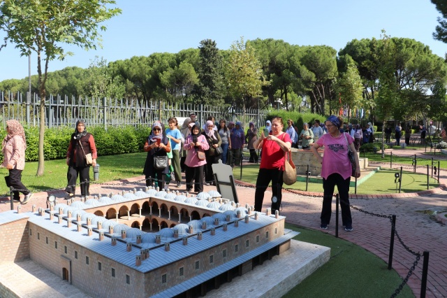 “İlk Kez Kent Merkezine Geldim”
Şehrin merkezine ilk kez geldiğini vurgulayan Sevim Özden,  ’’Camileri ve parkları gezdik. Çok güzel mekânlar yapmışlar. Özellikle Çanakkale Müzesi’ne bayıldım. İlk kez Manisa’yı gezme fırsatım oldu. Tüm kadınlar birlikte, güzel bir gün geçirdik. Bu geziyi düzenleyen Manisa Büyükşehir Belediyesi ve Ferdi Zeyrek Başkanımıza teşekkür ediyorum’’ dedi.