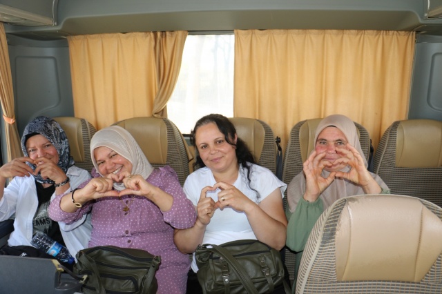 Manisa Büyükşehir Belediyesi’nin düzenlediği ‘Adım Adım Manisa’ kültür turları, büyük ilgi görüyor. Gezinin son konukları Köprübaşı’ndan gelen Manisalı kadınlar oldu. Kafile hem tarihi ve kültürel değerleri yakından tanıma imkânı buldu, hem de keyifli vakit geçirdi. İlk kez Manisa’yı gezme fırsatı bulduklarını vurgulayan Köprübaşılı kadınlar, kendilerine bu imkanı sağlayan Büyükşehir Belediye Başkanı Ferdi Zeyrek’e de teşekkürlerini ilettiler.