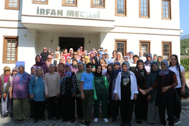Manisa Büyükşehir Belediyesi’nin kadınların sosyal hayata katılımını artırmak, kentin tarihi mekânlarını yakından görmelerini sağlamak amacıyla düzenlediği ‘Adım Adım Manisa’ turları hız kesmeden sürüyor. Gezinin son konukları, Köprübaşı’ndan gelen 80 kişilik kadın kafilesi oldu.  Kahvaltı ikramı ile başlayan gezi Karaköy mevkiinde bulunan tarihi mekân ziyaretleri ile devam etti. Kanuni Sultan Süleyman’ın annesi Hafsa Ayşe Sultan tarafından yaptırılan Sultan Camii ve Tıp Tarihi Müzesi de kadınların büyük ilgisini gördü.