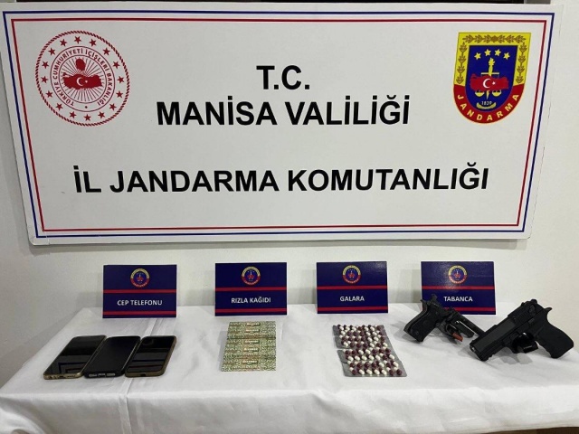 Manisa İli Şehzadeler İlçe Jandarma Komutanlığı tarafından yapılan istihbarat çalışmalarının neticesinde, S.V.(1975/E) ve C.V. (1999/E) isimli şahısların adreslerinde 18.10.2024 tarihinde yapılan aramada;

•(56) Adet Sentetik Hap,
•(2) Adet Tabanca ele geçirilmiştir.

Şüpheli şahıslar hakkında adli tahkikata başlanmıştır.