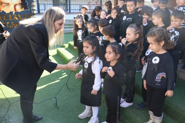 Ulu Önder Atatürk minnet ve özlemle anıldı. Öğretmenleri ile birlikte hazırlanan minikler Atatürk baskılı tişörtler ile törene katıldı. Anma töreni kapsamında minikler, Gazi Mustafa Kemal Atatürk’e duyduğu sevgi ve özlemi okudukları şiirlerle gösterdi.