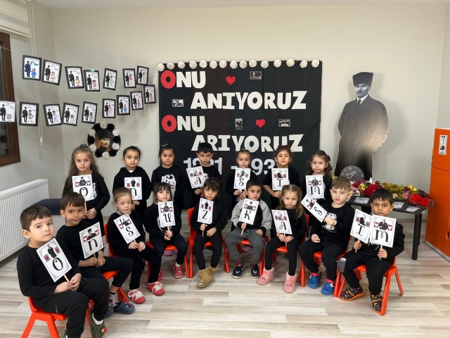 Manisa Büyükşehir Belediyesi Çocuk Eğitim Merkezlerinde eğitim gören minik öğrenciler, Cumhuriyetin kurucusu Gazi Mustafa Kemal Atatürk’ü, ebediyete intikal edişinin 86. Yıl dönümünde düzenlenen törenle andı.